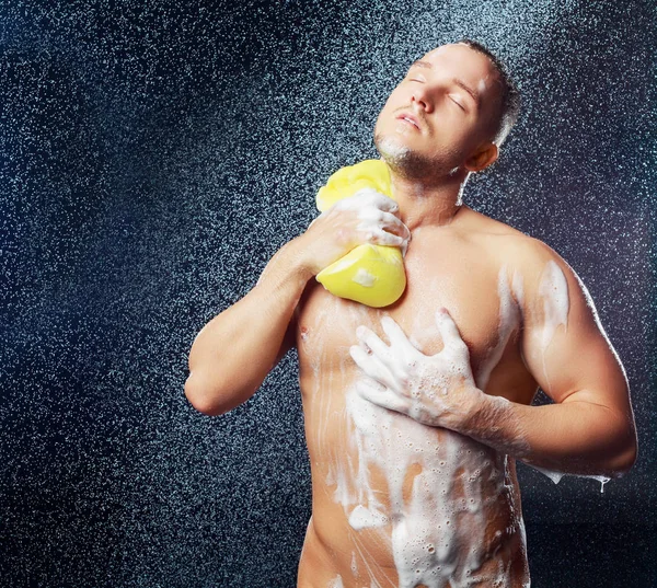 Людина приймаючи душ — стокове фото