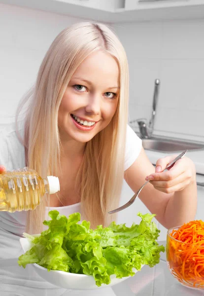 Kvinna äter sallad — Stockfoto