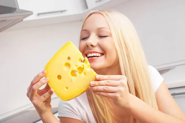 Kadın peynir ile — Stok fotoğraf