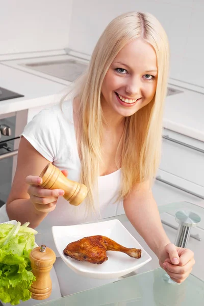 Frau isst Huhn — Stockfoto