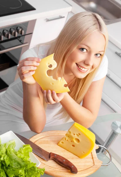 Donna con formaggio — Foto Stock