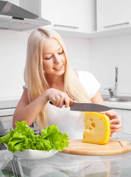 Frau mit Käse — Stockfoto