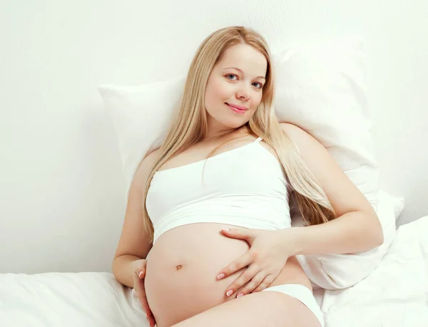 Mulher grávida na cama — Fotografia de Stock