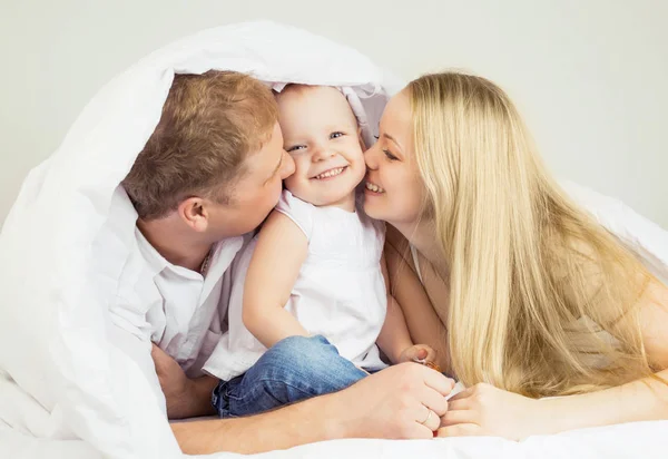 Familia feliz en casa —  Fotos de Stock