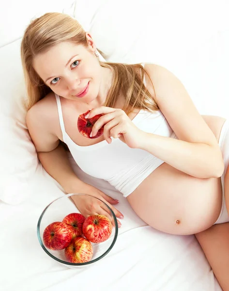 Femme enceinte avec des pommes — Photo