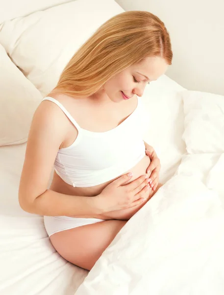 Femme enceinte à la maison Images De Stock Libres De Droits