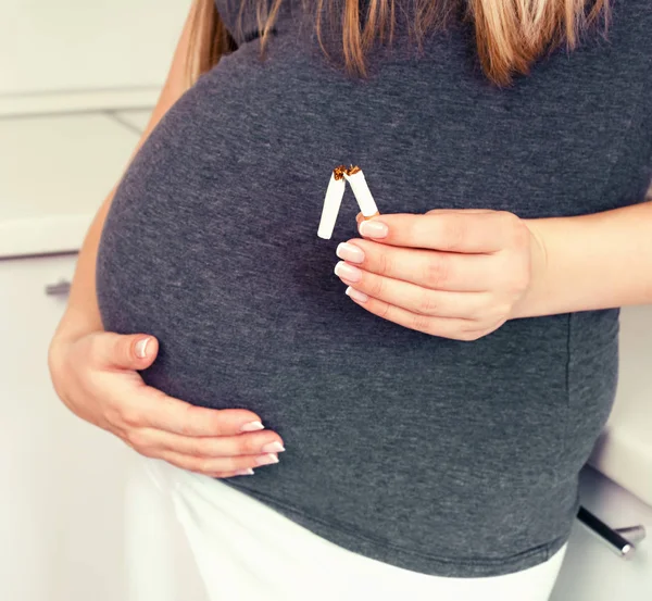 Gravid kvinna med cigarett — Stockfoto