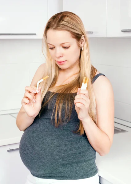 Mujer embarazada con cigarrillos —  Fotos de Stock