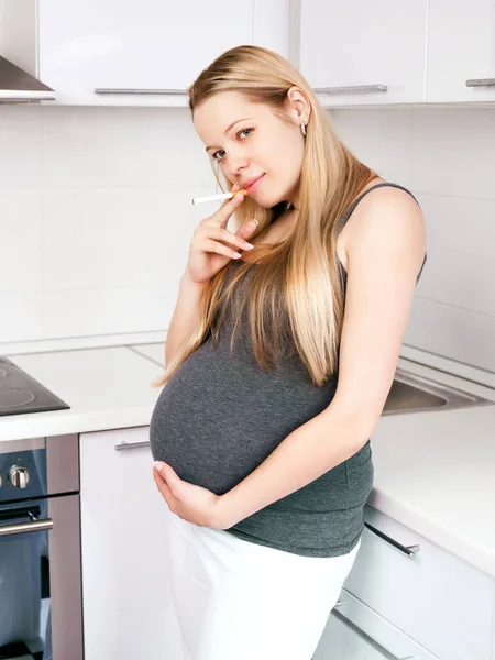 Zwangere vrouw roken — Stockfoto