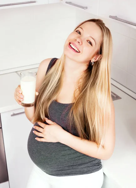 Беременная женщина с молоком — стоковое фото