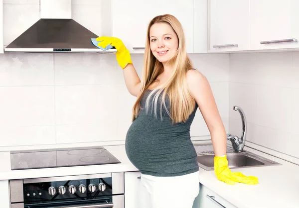 Frau putzt Haus — Stockfoto