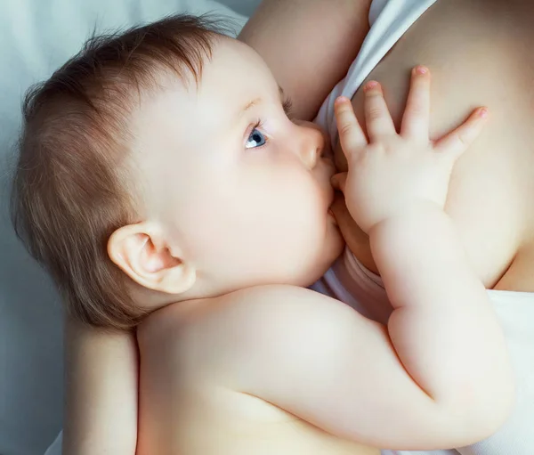 Mãe amamentando bebê — Fotografia de Stock