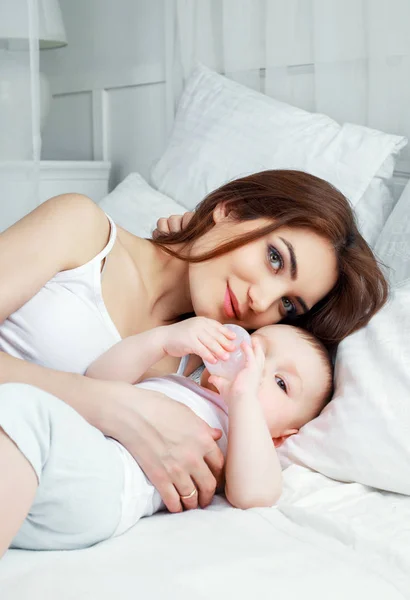 Madre y bebé en la cama —  Fotos de Stock