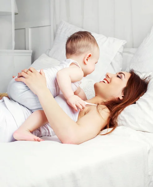 Madre y bebé en la cama — Foto de Stock