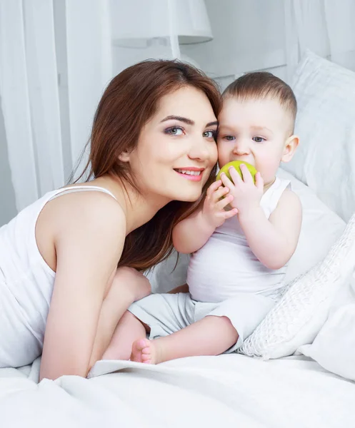 Anya és a baba az ágyban — Stock Fotó