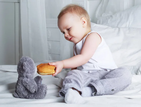 롤빵와 아기 — 스톡 사진