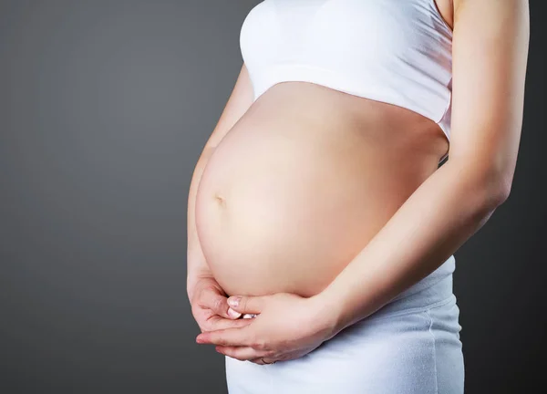 Vientre de una mujer embarazada — Foto de Stock