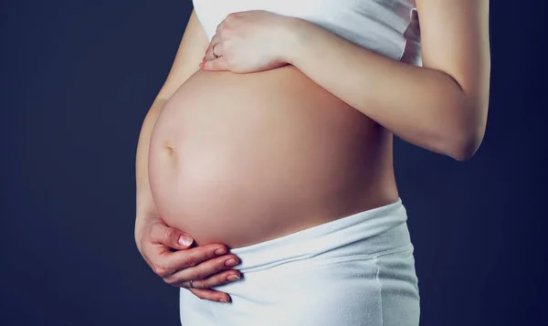 Corpo di una donna incinta — Foto Stock