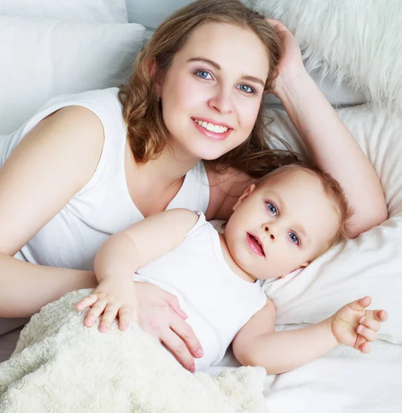 Mãe e bebê em casa — Fotografia de Stock