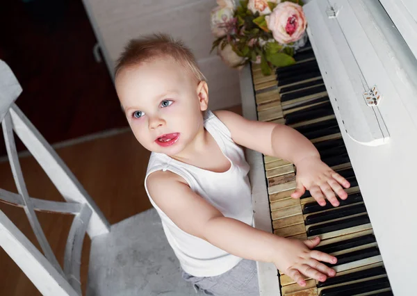 Bébé jouant du piano — Photo
