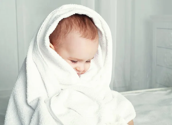 Bebé con una toalla — Foto de Stock