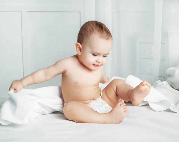 Bebé con una toalla —  Fotos de Stock