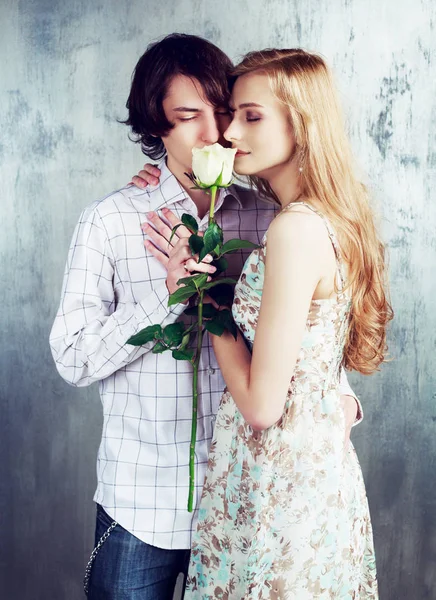 Par med en blomma — Stockfoto