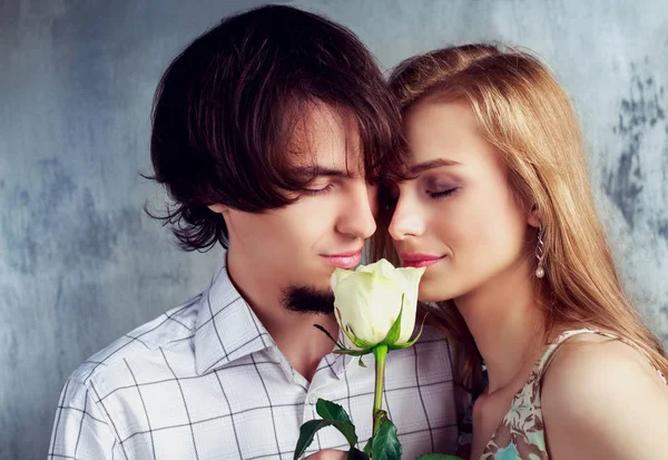 Pareja con una flor — Foto de Stock