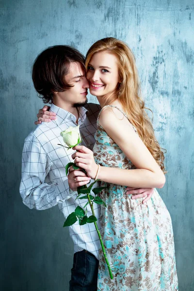 Casal com uma flor — Fotografia de Stock