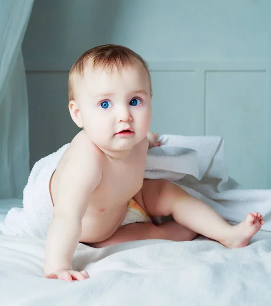 Bebek havlu ile — Stok fotoğraf