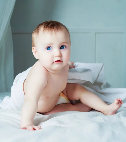 Baby met een handdoek — Stockfoto