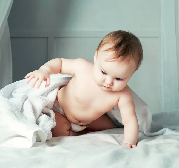 Μωρό με μια πετσέτα — Φωτογραφία Αρχείου