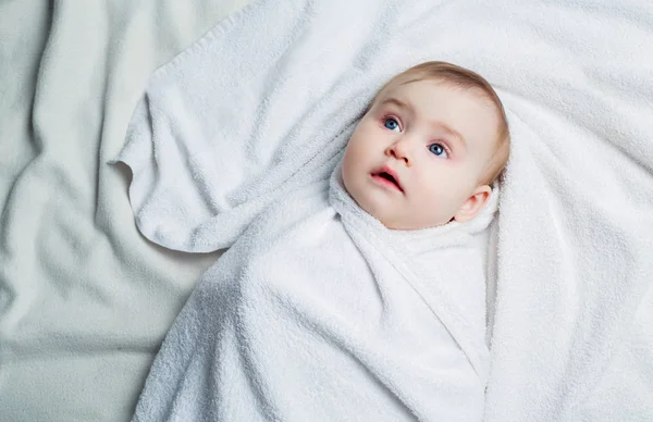 Barnet med en handduk — Stockfoto
