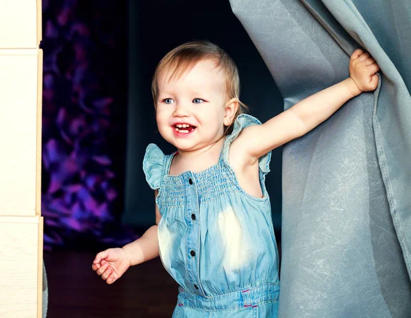 Mutlu gülen bebek — Stok fotoğraf