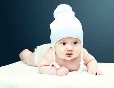 Şapka takan bebek