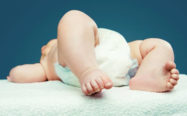 Bebê usando fraldas — Fotografia de Stock