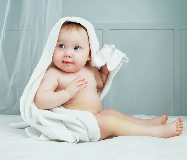 Bebê com toalha — Fotografia de Stock
