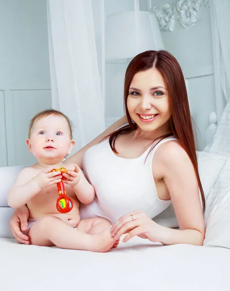 Madre y bebé en la cama — Foto de Stock