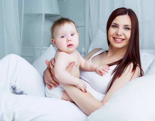 Mãe e bebê em casa — Fotografia de Stock