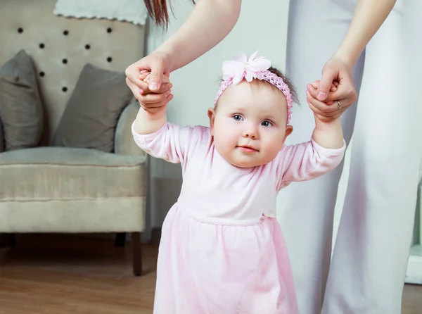 Mãe e bebê em casa — Fotografia de Stock