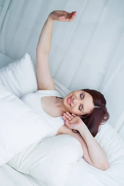 La mujer despierta. — Foto de Stock