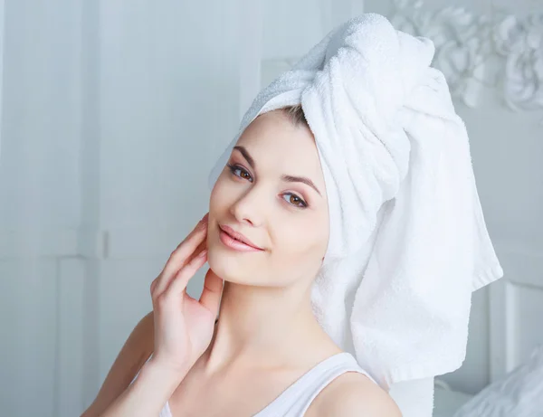 Donna con asciugamano — Foto Stock