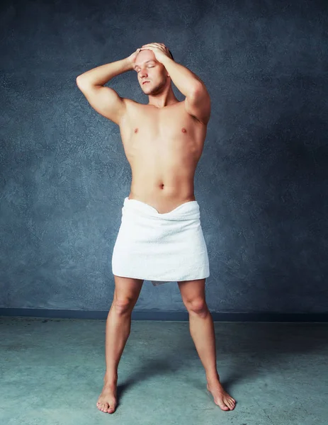Человек с полотенцем — стоковое фото