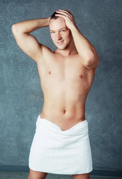 Άνθρωπος με μια πετσέτα — Φωτογραφία Αρχείου