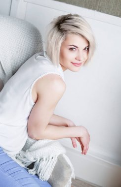  sandalyenin üstünde modeli  