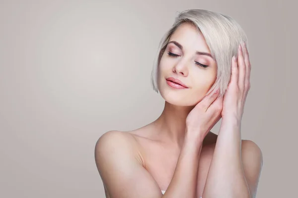 Mujer con pelo rubio corto — Foto de Stock