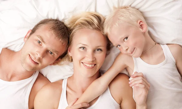 Familia en la cama — Foto de Stock