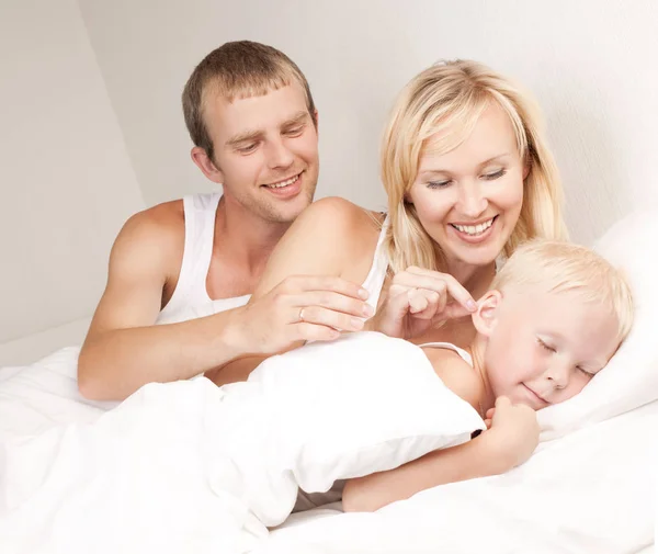 침대에서 가족 — 스톡 사진