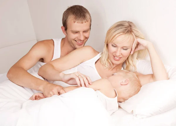 Family n bed — Stock Photo, Image