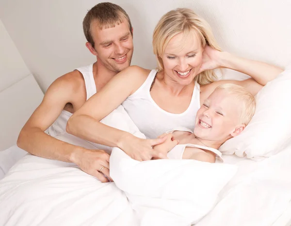 Familia en la cama — Foto de Stock